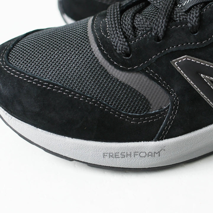 Men’s wide fit New Balance MW880B black trainers showing upper and Fresh Foam cushioning