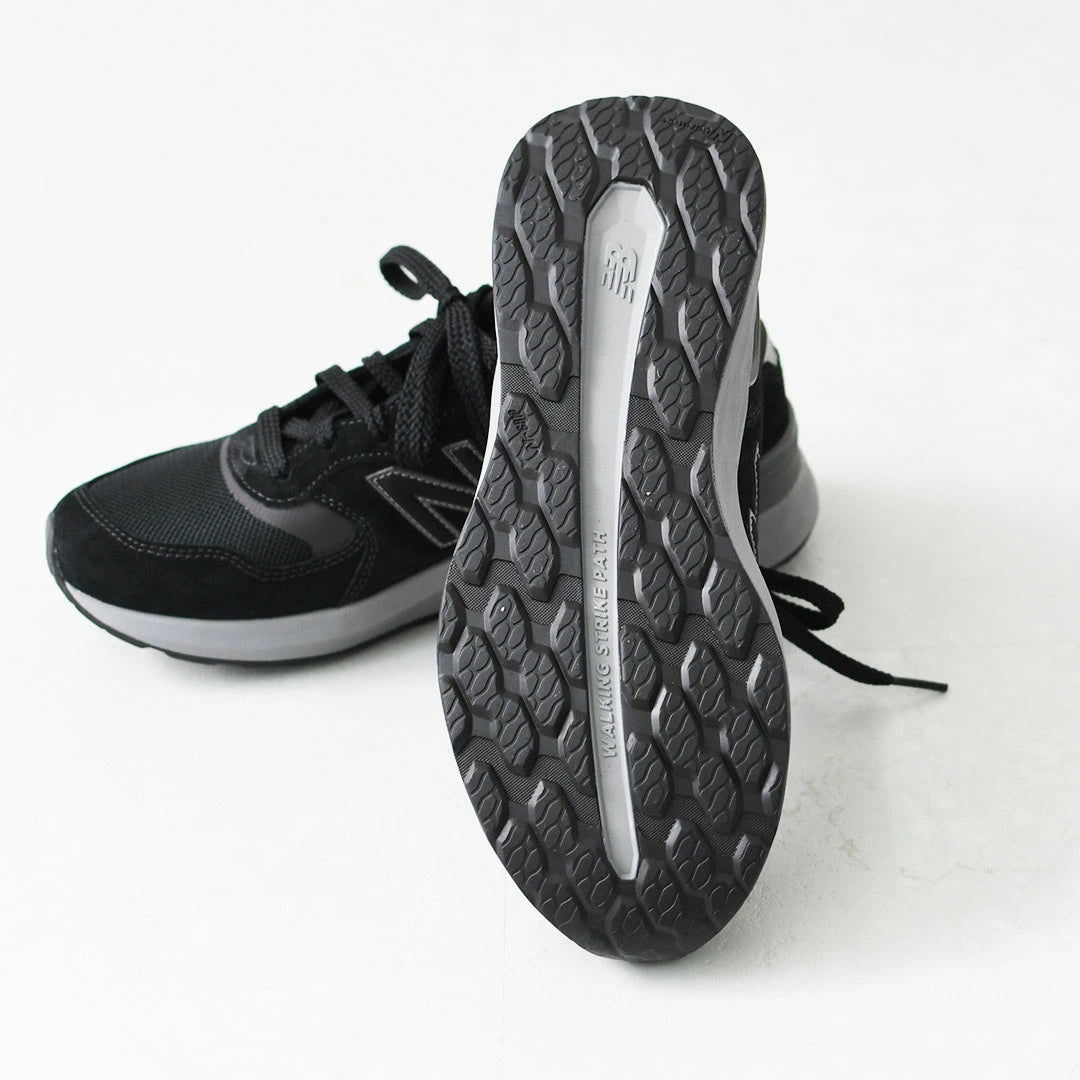 Men’s wide fit New Balance MW880B black walking and running trainers pair side and outsole view