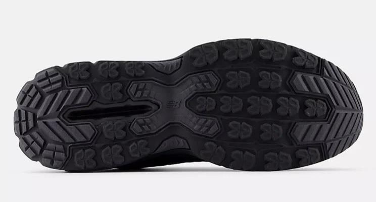 Mens Wide Fit New Balance M410 Fresh Foam Trainers in Black - Image 4
