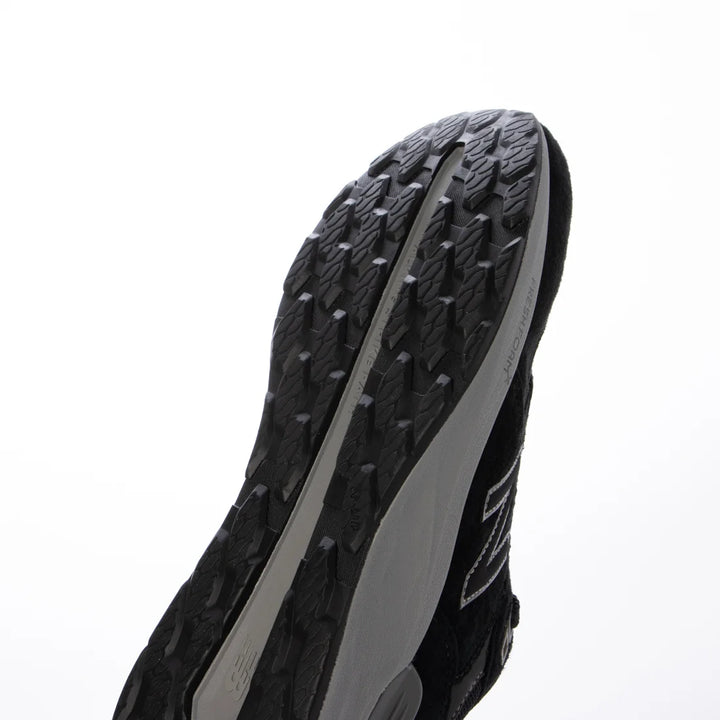 Men’s wide fit New Balance MW880B black walking and running trainers side outsole view