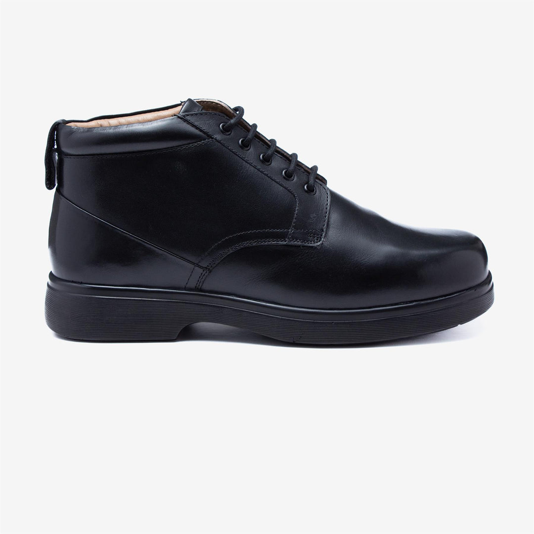 Mens Wide Fit Tredd Well Paul Boots in Black - Image 2