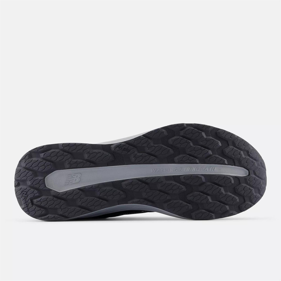 Men’s wide fit New Balance MW880B black walking and running trainers outsole view