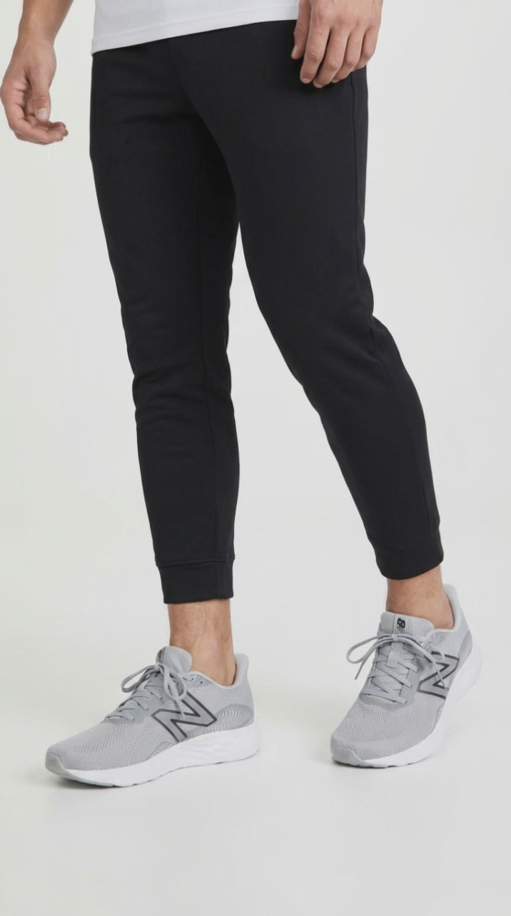Men's Wide Fit New Balance 411V3 Running Trainers in Black - Image 1