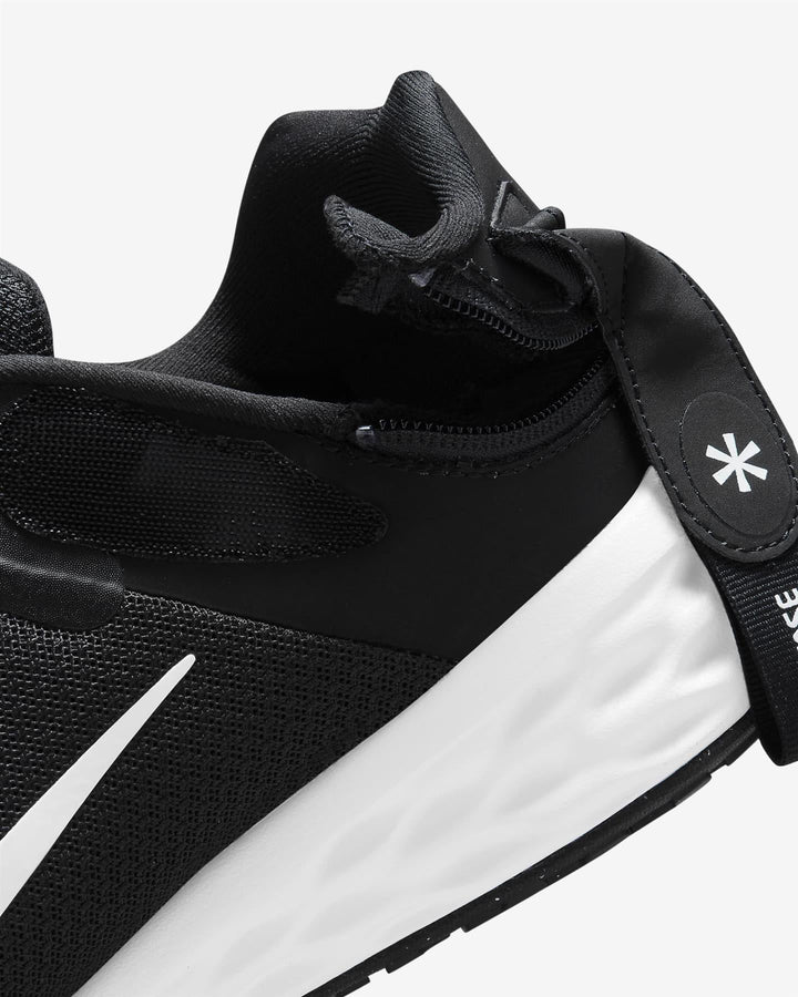 Women's Wide Fit Nike DD8476-003 Revolution 6 Flyease Trainers in Black/White - Image 1