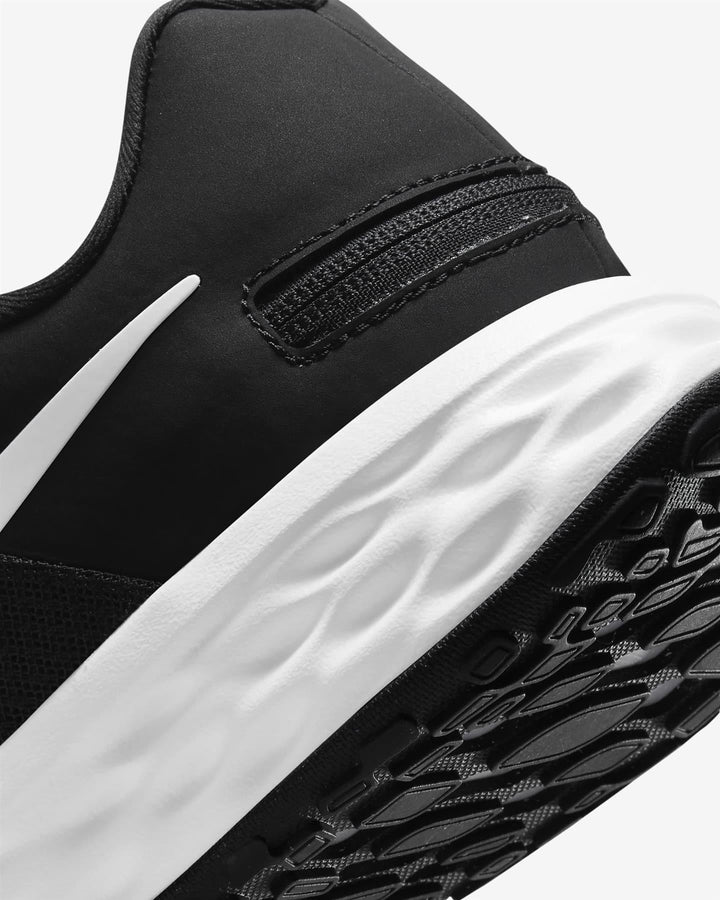 Women's Wide Fit Nike DD8476-003 Revolution 6 Flyease Trainers in Black/White - Image 1